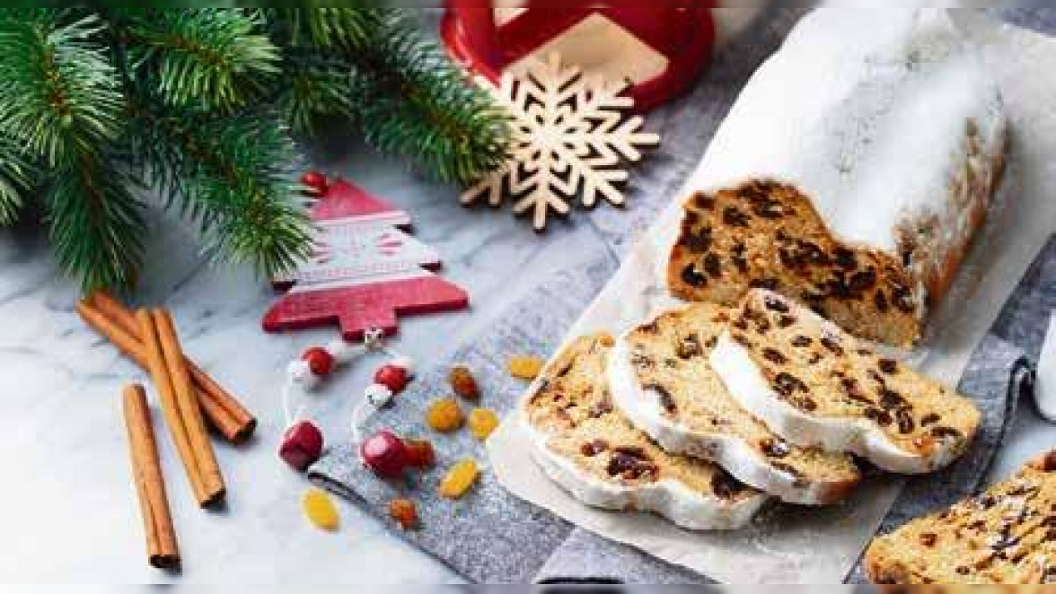 Der Christstollen lässt sich mit ein bisschen Zimt verfeinern. Foto: annapustynnikova – stock.adobe.com