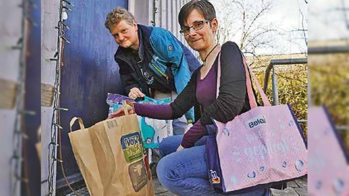 Claudia Schulze (links) und Manuela Rist von "Hilfe von Haus zu Haus e.V." kaufen für die ein, die selbst nicht mehr einkaufen können. Gold wert, gerade in Zeiten von Corona. Foto: Matthias Becker