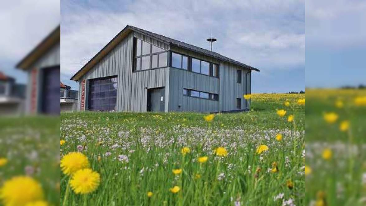 Die freiwillige Feuerwehr Waltenhofen darf sich über ein neues Zuhause freuen. Zuständig für den Umbau war das Kemptener Architekturbüro f64 Architekten. Foto: Michael Mayr