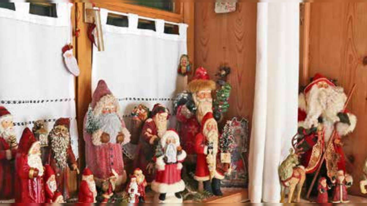 Große, kleine, dicke, dünne ... unzählige Nikolaus-Figuren tummeln sich bei Erika Schafroth auf den Fensterbänken der Bauernstube. Fotos: Stephanie Hengeler-Zapp