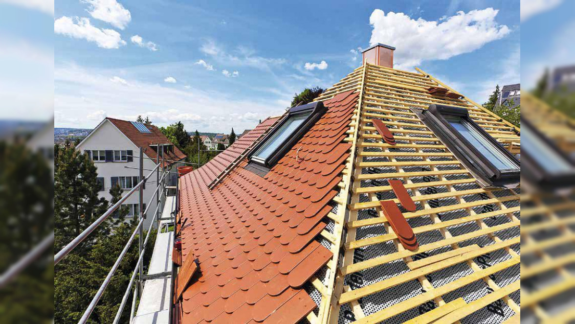 Einmal sanieren, mehrfach profitieren: Ein neues Dach mit Dämmung wertet das Eigenheim optisch auf, hilft beim Energiesparen - und wird zudem noch finanziell gefördert. Foto: djd/Paul Bauder/Getty Images/Brand X