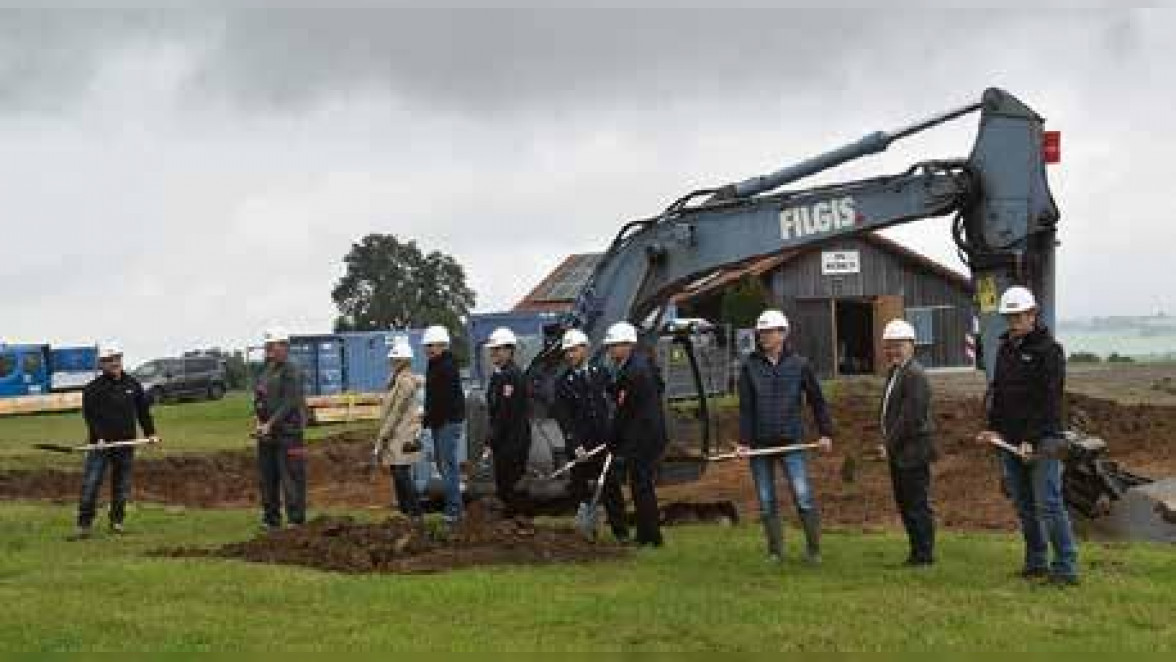 Die Bauarbeiten für das neue Feuerwehrhaus in Böhen haben in diesem Jahr begonnen. Mit vereinten Kräften soll das Projekt bereits Ende kommenden Jahres abgeschlossen werden. Foto: Franz Kustermann