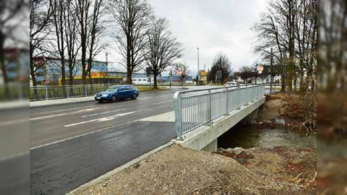 Mit dem Ausbau der Augsburger Straße ist heuer in Memmingerberg ein Mammut-Projekt zu Ende gegangen. Das Bild zeigt die neue Haienbachbrücke. Foto: Armin Schmid  