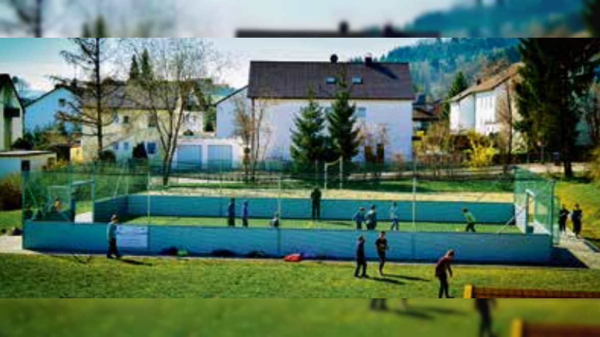 Gruppen und Schul­ klassen finden in der Sport­Jugendherberge eine wahre Wohlfühl­oase. Es warten Wiesen, Weiden und Wälder da­ rauf, sportlich erobert zu werden. Ganzer Stolz der Anlage ist der Speed­ Soccerplatz.