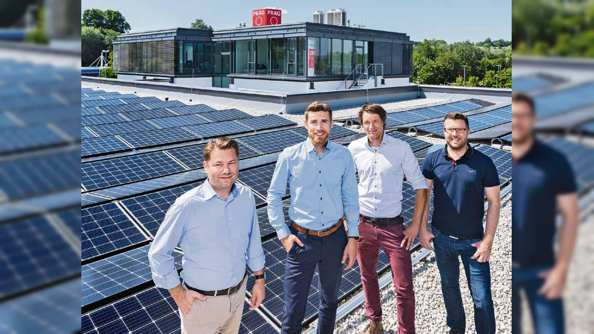 Ein Teil des Teams „Präg Energiedienstleistungen“ bei der Begutachtung der PV-Anlage auf dem Kemptener Unternehmensdach: V. l. n. r. Florian Meier, Tony Hiller, Christian Walther und Michael Käser (Foto: Präg)