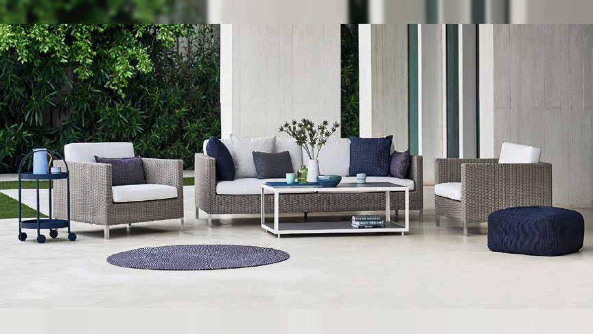 Gemütliche Outdoor-Möbel mit farblichen Akzenten in Blau, Grün oder Gelb liegen in der Gartensaison 2020 im Trend. Foto: Cane-Line