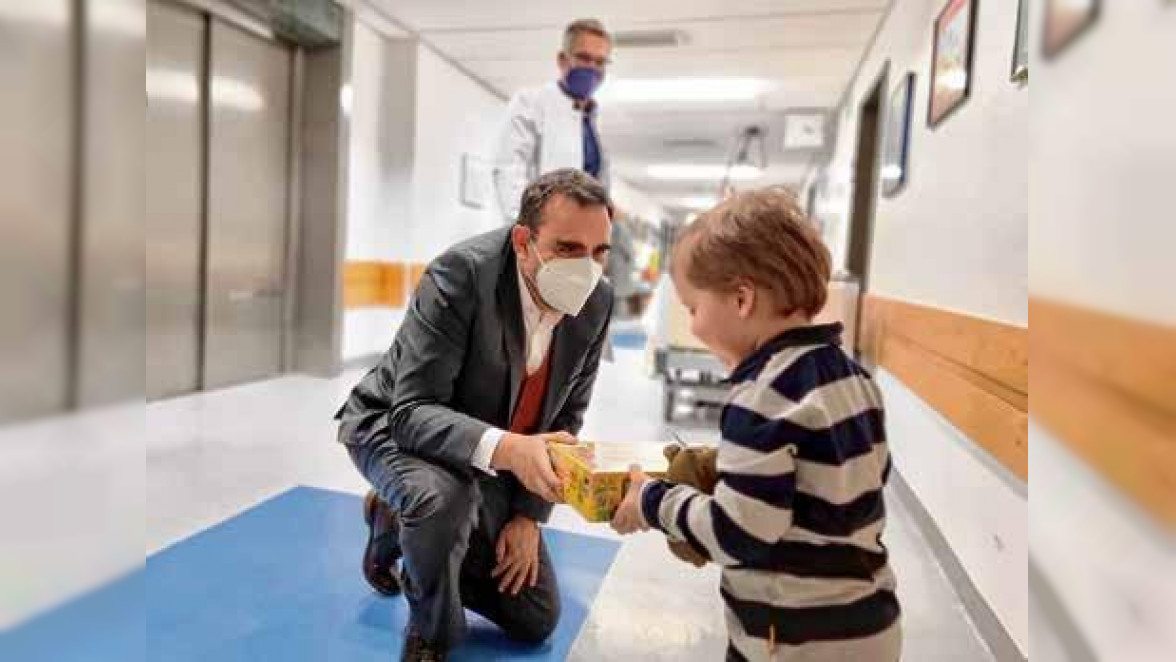 Der Bayerische Gesundheitsminister Klaus Holetschek besuchte im Beisein von Kinderklinik-Chefarzt Prof. Dr. David Frommhold (hinten) die Post-CovidKinderambulanz am Klinikum Memmingen. Fotos: Häfele/Pressestelle Klinikum Memmingen