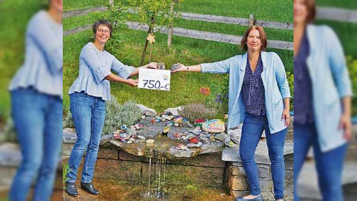 Silke Holzer (links) und Claudia Loch (rechts) bei der Spendenübergabe im „Stillen Winkel“. Foto: Tourismusverein Niedersonthofen