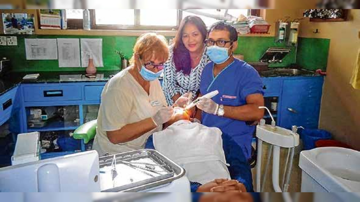 Sybille Keller während eines zahnmedizinischen Eingriffes im Sushma Koirala Memorial Hospital in Nepal. Foto: Sybille Keller