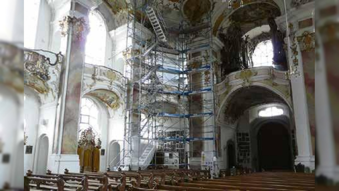 Die Pfarr- und Wallfahrtskirche Maria Steinbach gilt als kunsthistorisches Juwel. Nun bedarf sie dringend einer Renovierung. So haben sich etwa am Mauerwerk Risse gebildet. Foto: Isolde Göppel