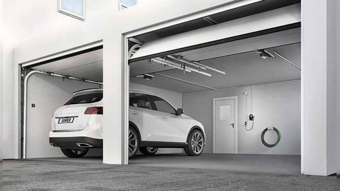 In vielen Garagen verbergen sich hohe automobile Werte. Daher ist ein guter Einbruchschutz wichtig. Foto: djd/Sommer Antriebs- und Funktechnik