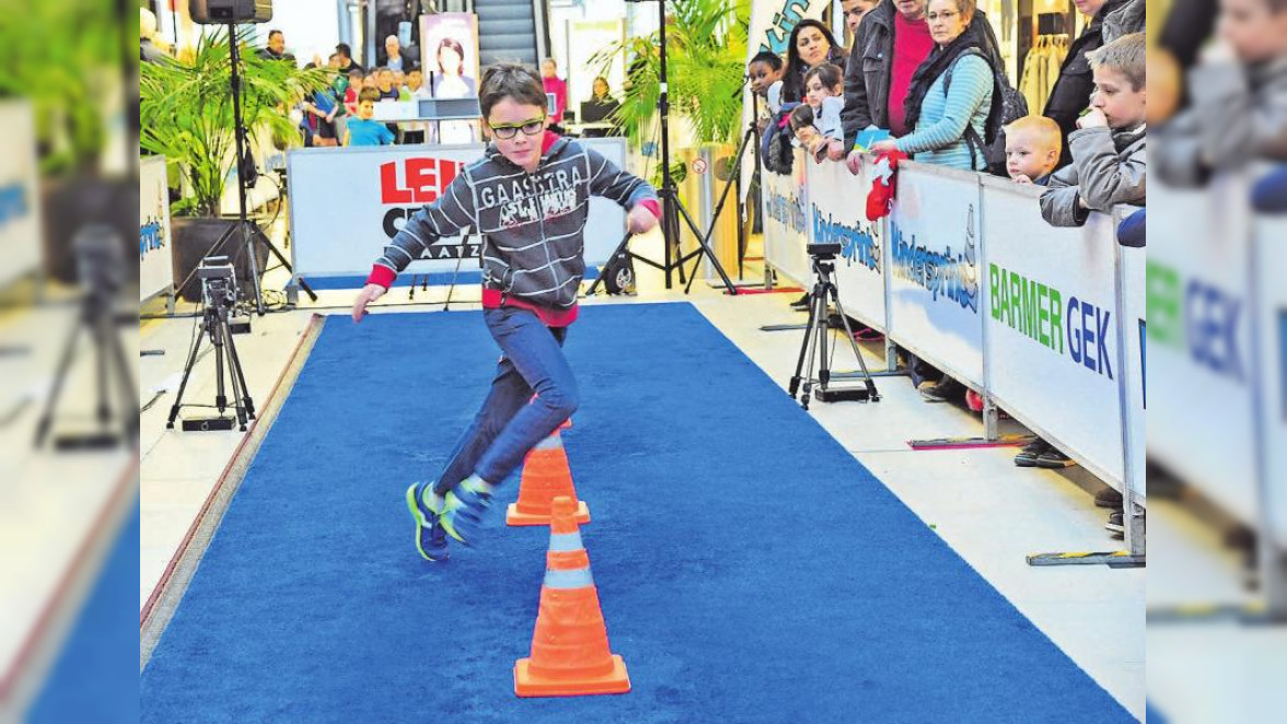 Kinder sprinten im Leine-Center