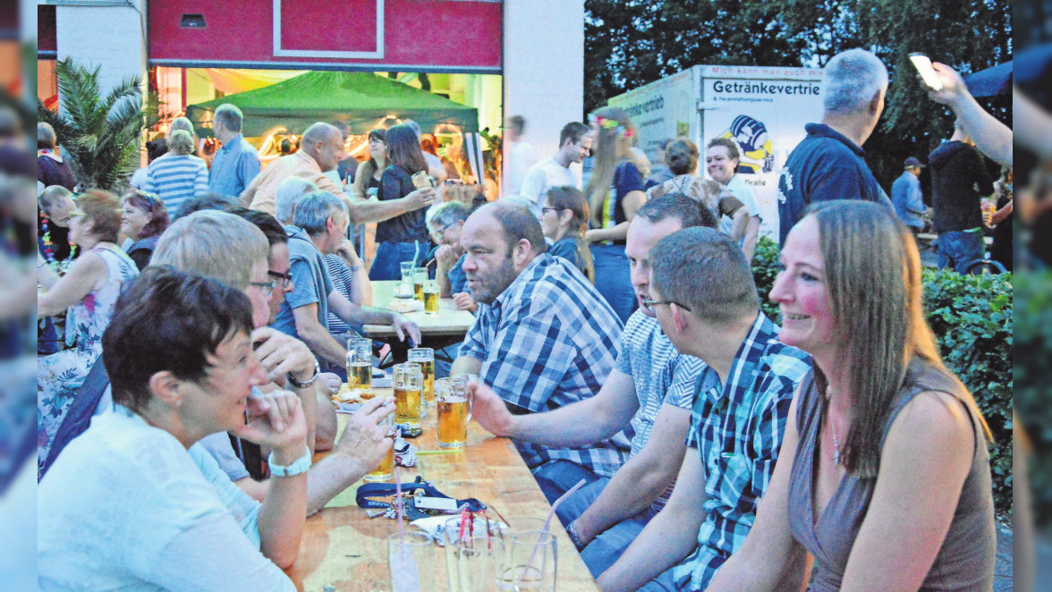 Südsee-Flair in Sievershausen bei heißen Temperaturen mit kühlen Drinks und DJ Roger