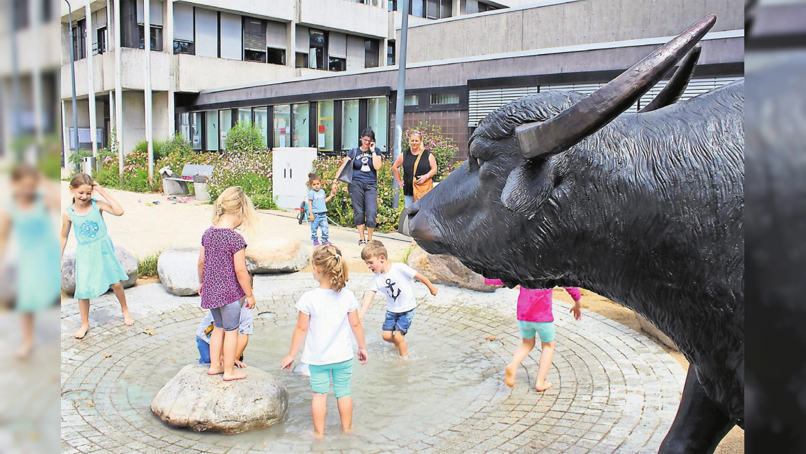 Beliebter Treffpunkt: Der neue Büffel-Brunnen