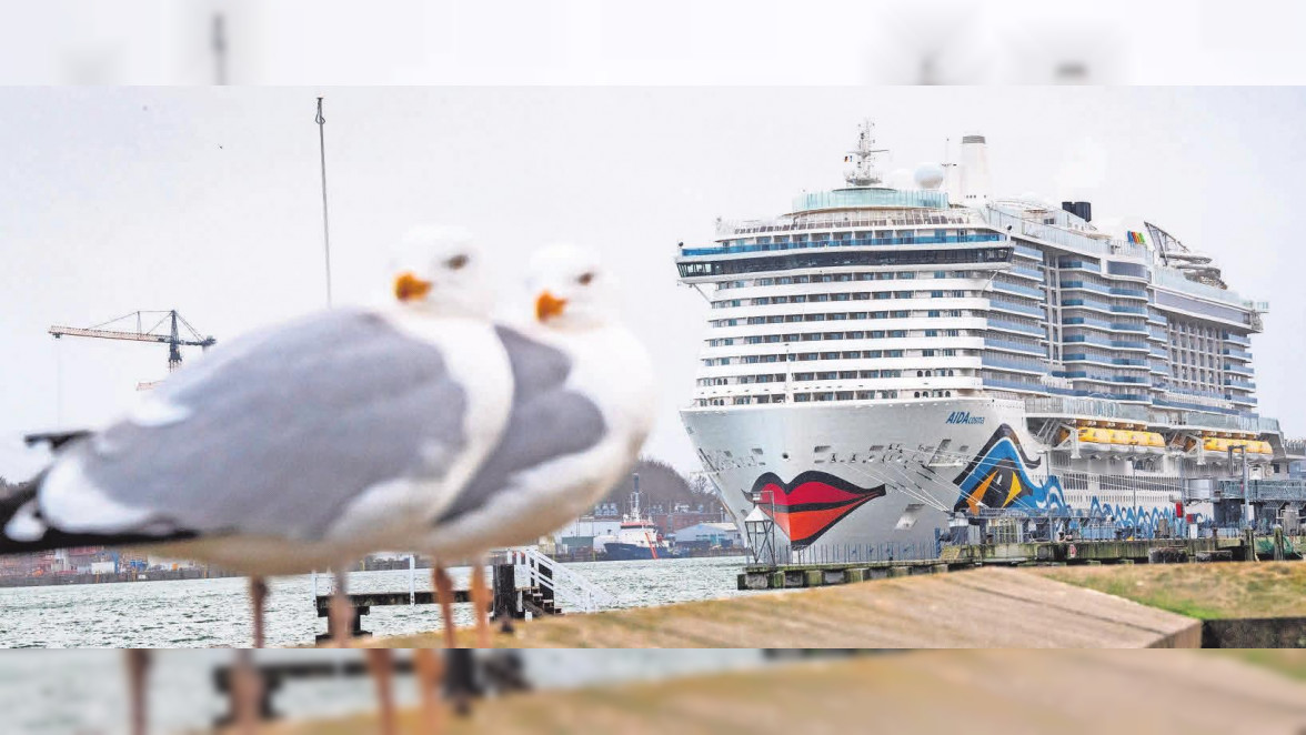 Hamburg Urlaubsschiff Aidacosma geht auf Reisen