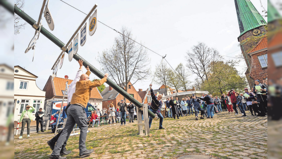 Travemünder Dienstleistungs- und Handwerkergemeinschaft: Travemünde feiert um den Maibaum