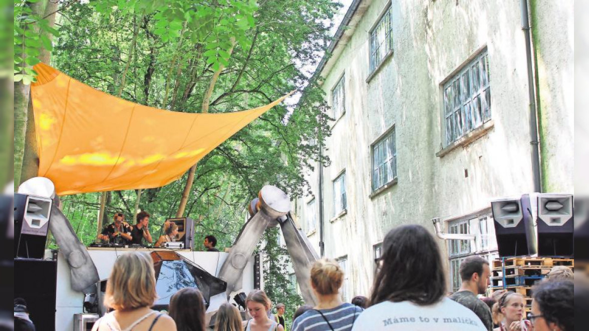Snntg-Festival geht auf dem Gelände des Hannoverschen Straßenbahnmuseums auf Hohenfels bei Wehmingen in die zweite Runde