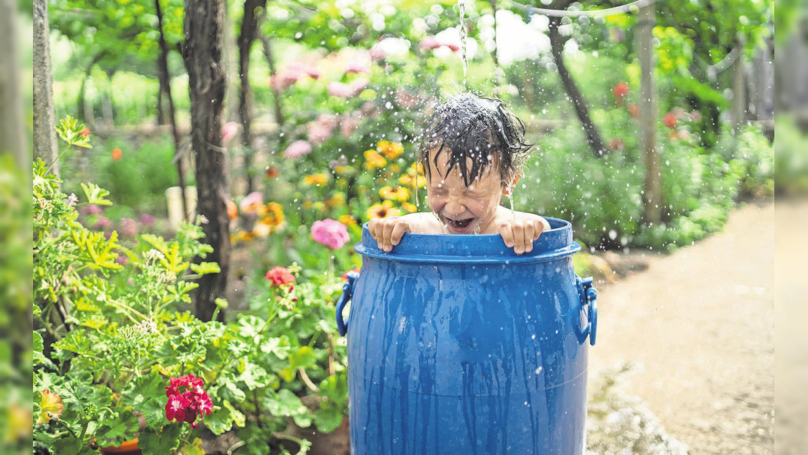 Eine Gartendusche bringt Erfrischung an besonders heißen Sommertagen