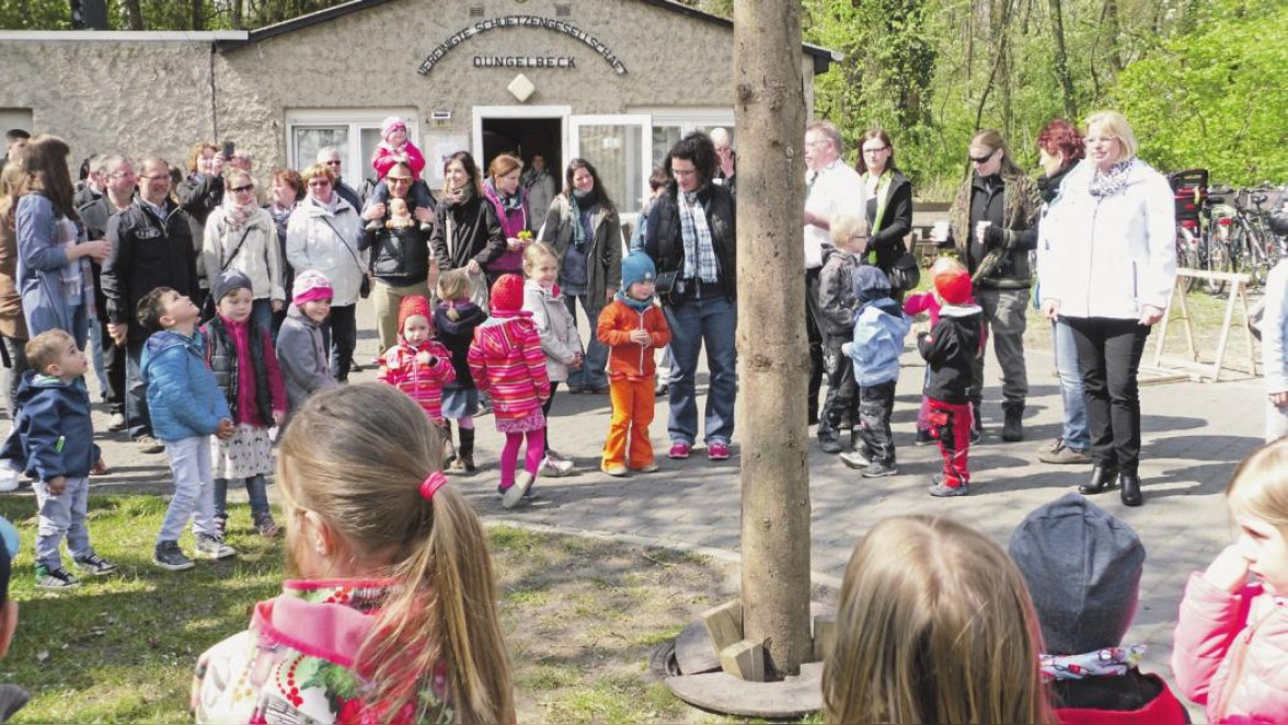 Maibaumfest in Dungelbeck: Mädchen und Jungen schmücken die Maikrone