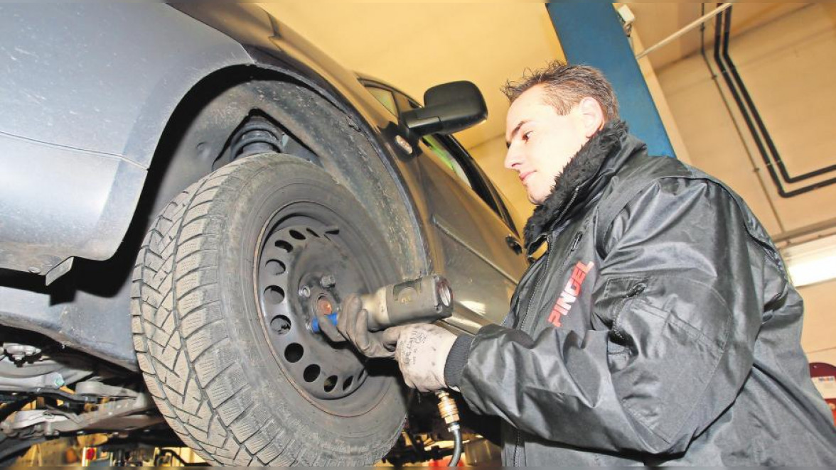 Wintervorsorge am Auto: Griffige Reifen und klare Sicht sind wichtiger denn je