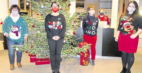 Im schicken Weihnachtspulli zum Dienst am Kunden