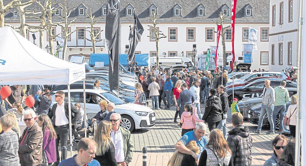 Frühlingsmarkt mit Autoschau