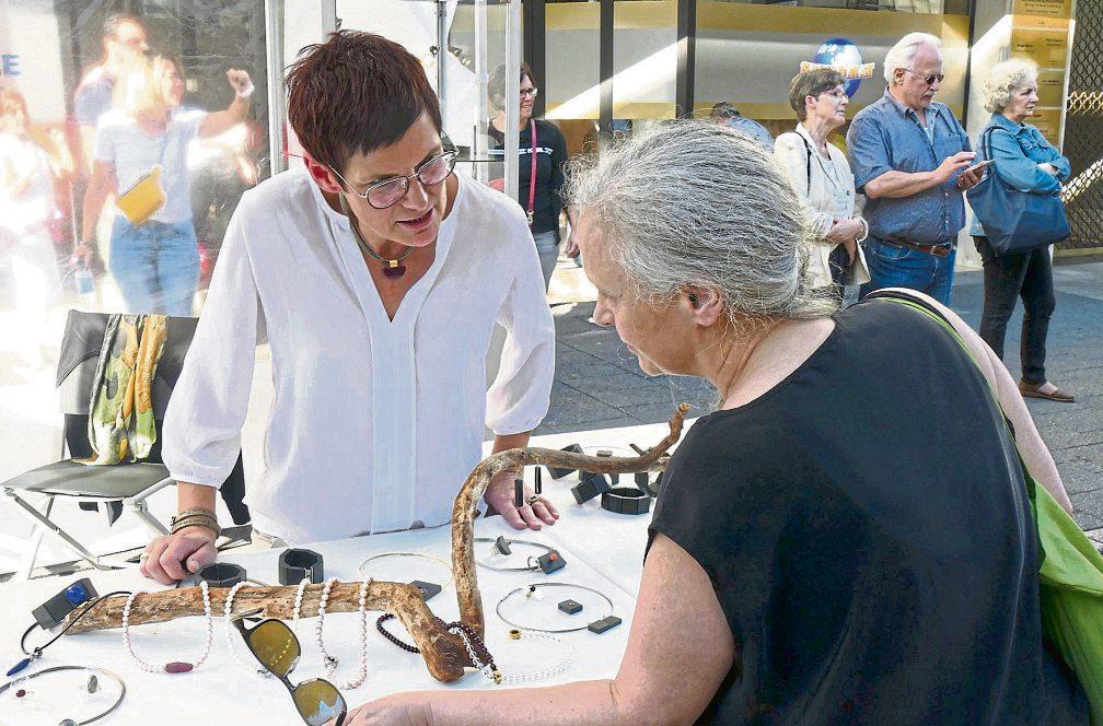 Kunsthandwerker treffen sich am Schloss-2