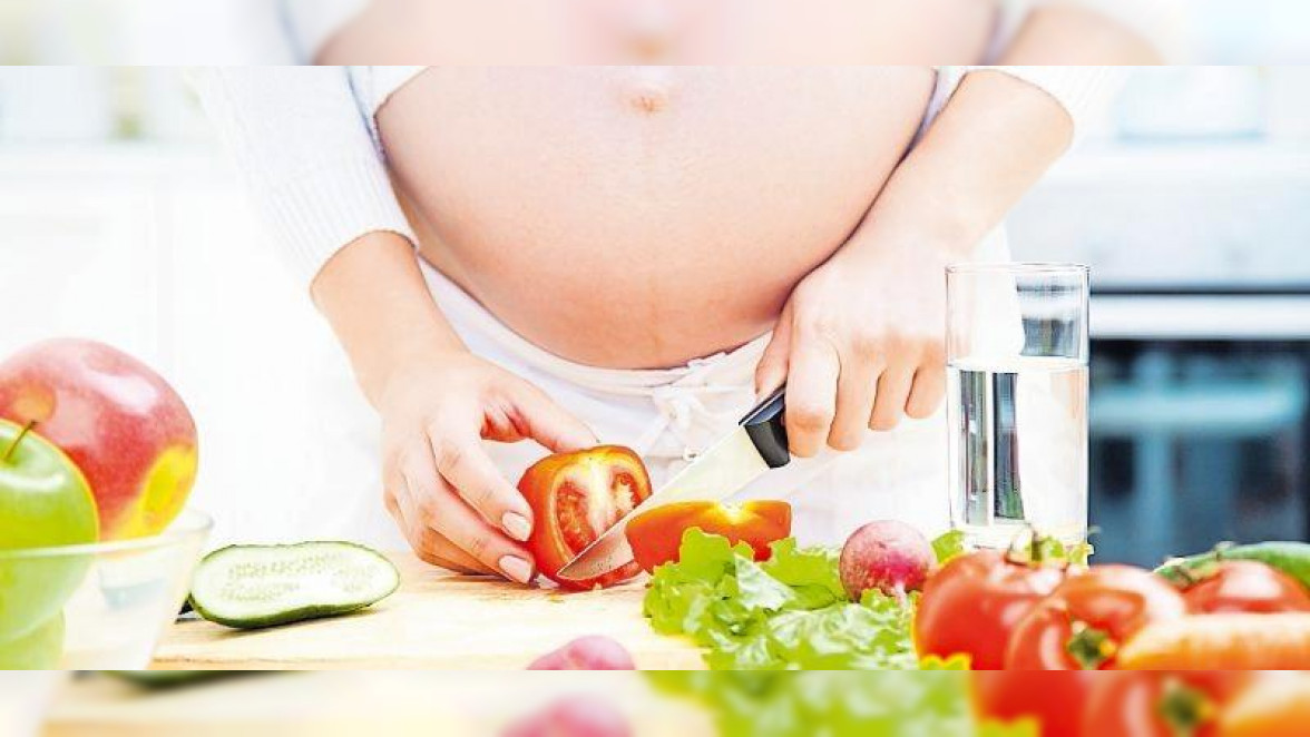 Während der Schwangerschaft vielseitig und vollwertig ernähren