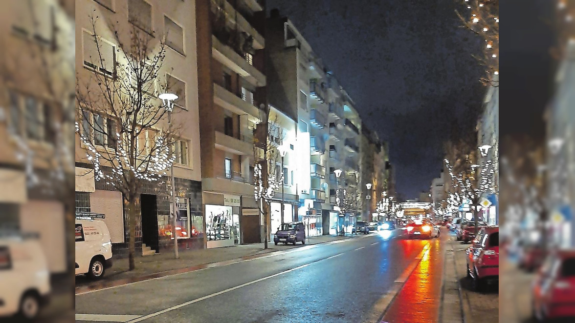 Illuminierte Mundenheimer Straße lädt zum Einkauf