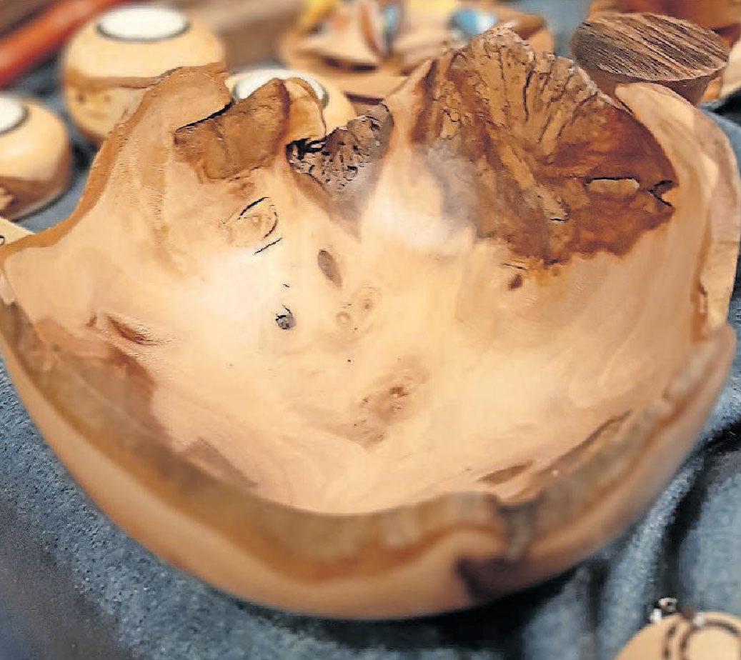 Mutterstadter Weihnachtsmarkt: Käse aus Frankreich, Schalen aus Tiroler Holz-2