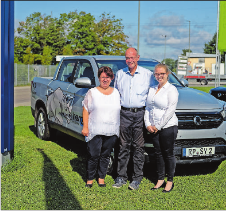 Schicke Autos im Ortszentrum-2
