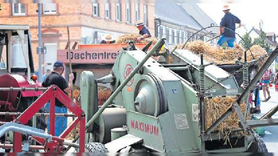 Kerwesonntag in Mutterstadt: Einkaufserlebnis vor historischen Traktoren und Geräten
