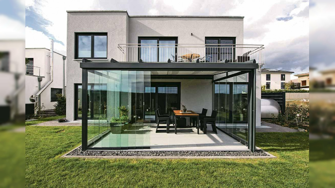 Eine Terrassenüberdachung als Flachdach kann architektonische Akzente setzen