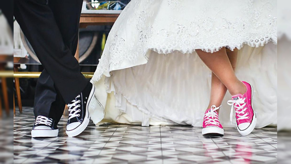 Trend: Farbige Brautschuhe, Chucks und Flip-Flops