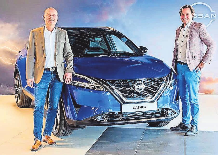 Verkaufsleiter Markus Romao (re.) und Verkaufsberater Olaf Ratzmer sind vom neuen Nissan Qashqai überzeugt. Foto: hfr
