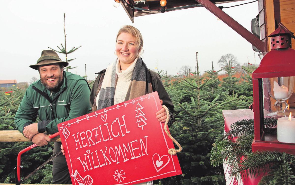 Adventszeit auf dem Hof Thorn mit Weihnachtsmarkt und Tannenbaumverkauf: Franziska und Klaus Marten Thorn freuen sich auf viele Besucher. Foto: jhp