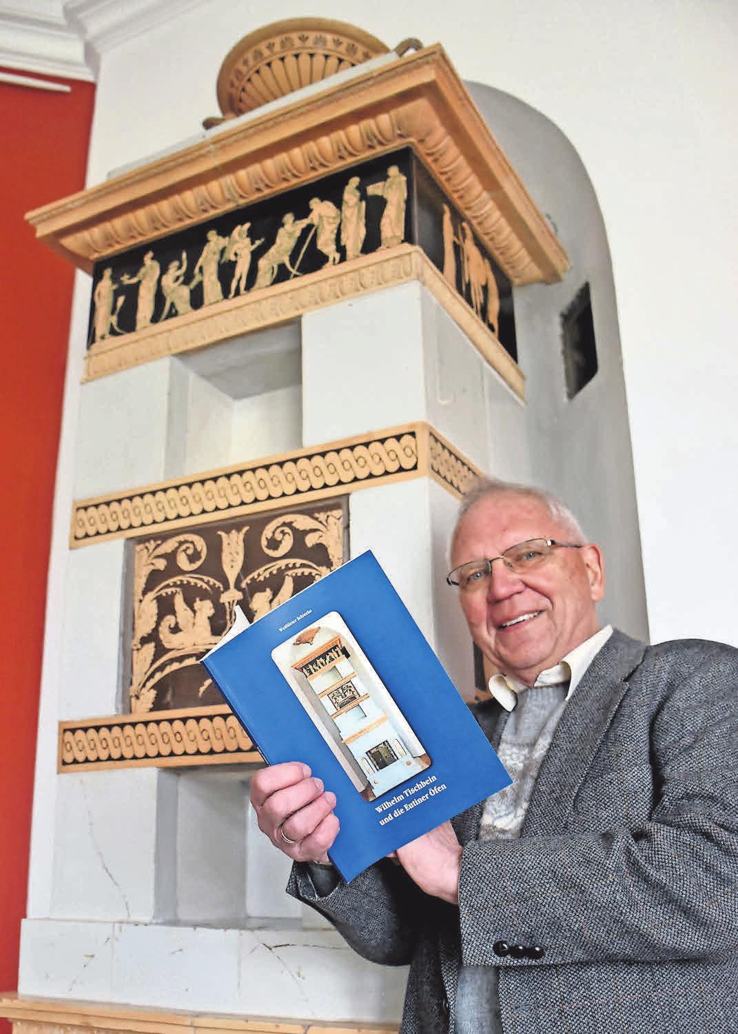 Dr. Wolfdieter Schiecke stellt sein Buch über die Eutiner Tischbein-Öfen vor, von denen es im Schloss noch etwa 20 gibt. Foto: Graap