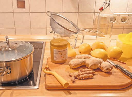 Aus Ingwer, Kurkuma, Zitronen- und Organgensaft, mit Honig verfeinert wird ein gesunder Ingwer Shot zubereitet. Foto: Anja Hötzsch