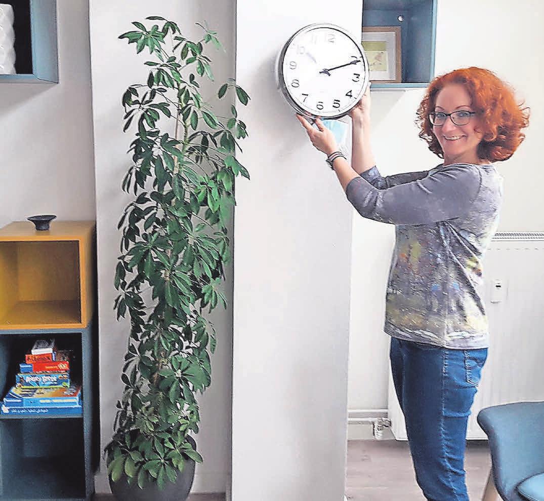 Jetzt geht es ans Dekorieren: Zwischen Pflanzengrün und einer neuen, gemütlichen Sitzecke hängt Ramune Virsilaite-Wöhlert die große Uhr auf. Foto:mpa
