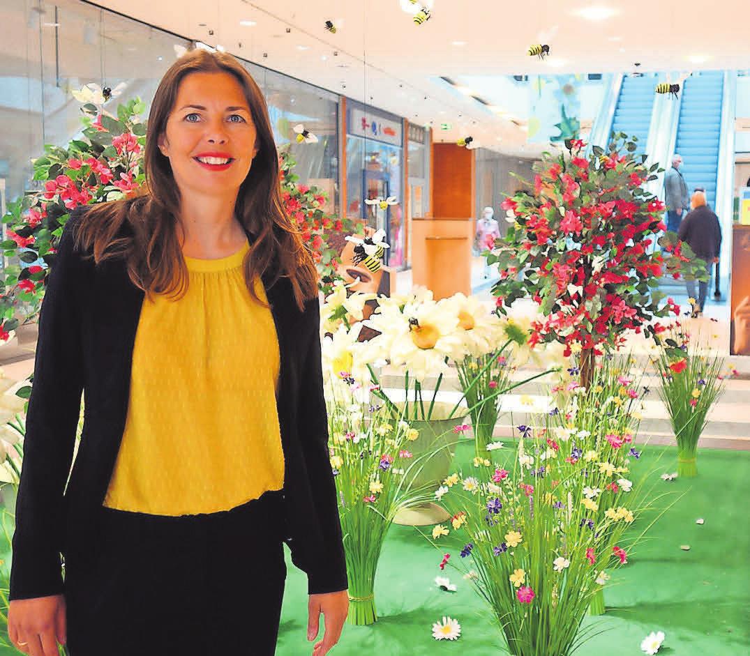 Blumenpracht und Einkaufsfreude: Die Centermanagerin Maureen Dangel freut sich über viele Lübecker und Touristen im Haerder Center. Foto: mp