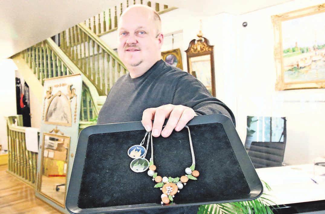 Geschmackvolles Collier oder ein Stück Lübeck am Hals - Dennis Suitner führt Präsente für jeden Geldbeutel. Foto: PHILIPP AISSEN