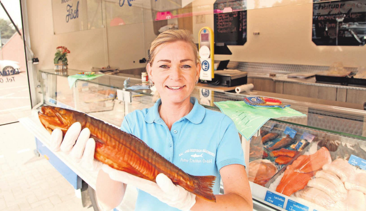 Frische Fische, Salate oder auch Räucherfisch wie diesen Saibling – Liane Schaller steht jeden Dienstag und Freitag mit ihrem Verkaufswagen in Bad Schwartau auf dem großen Edeka-Parkplatz. Foto: jhp