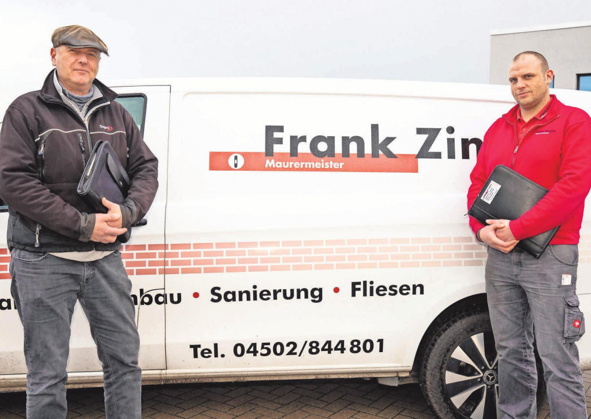 Die beiden Maurermeister Frank Zingler (li.) und Sohn Felix kümmern sich als Bauleiter um die fachgerechte Ausführung sämtlicher Maurer- und Fliesenarbeiten. Foto: Anja Hötzsch