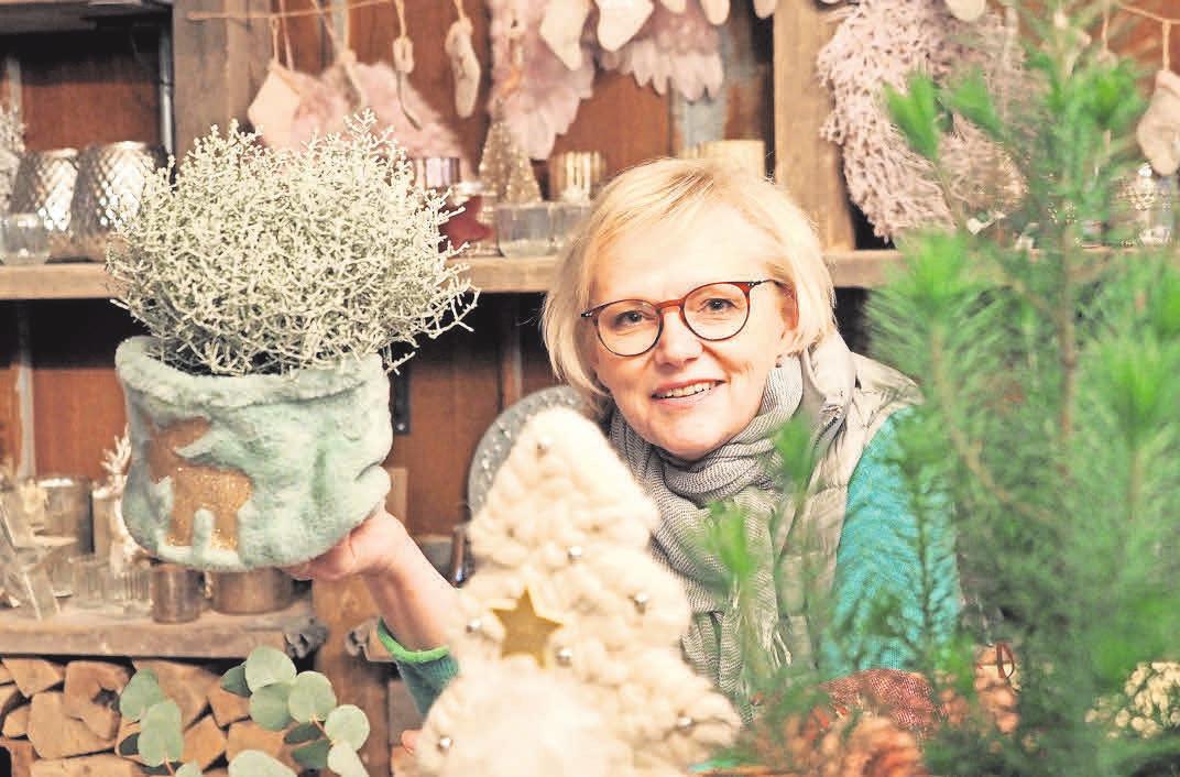 Floristin Astrid Fritsch aus Wahlstedt liebt die edle Gemütlichkeit, die den weihnachtliche Dekotrend 2021 ausmachen.