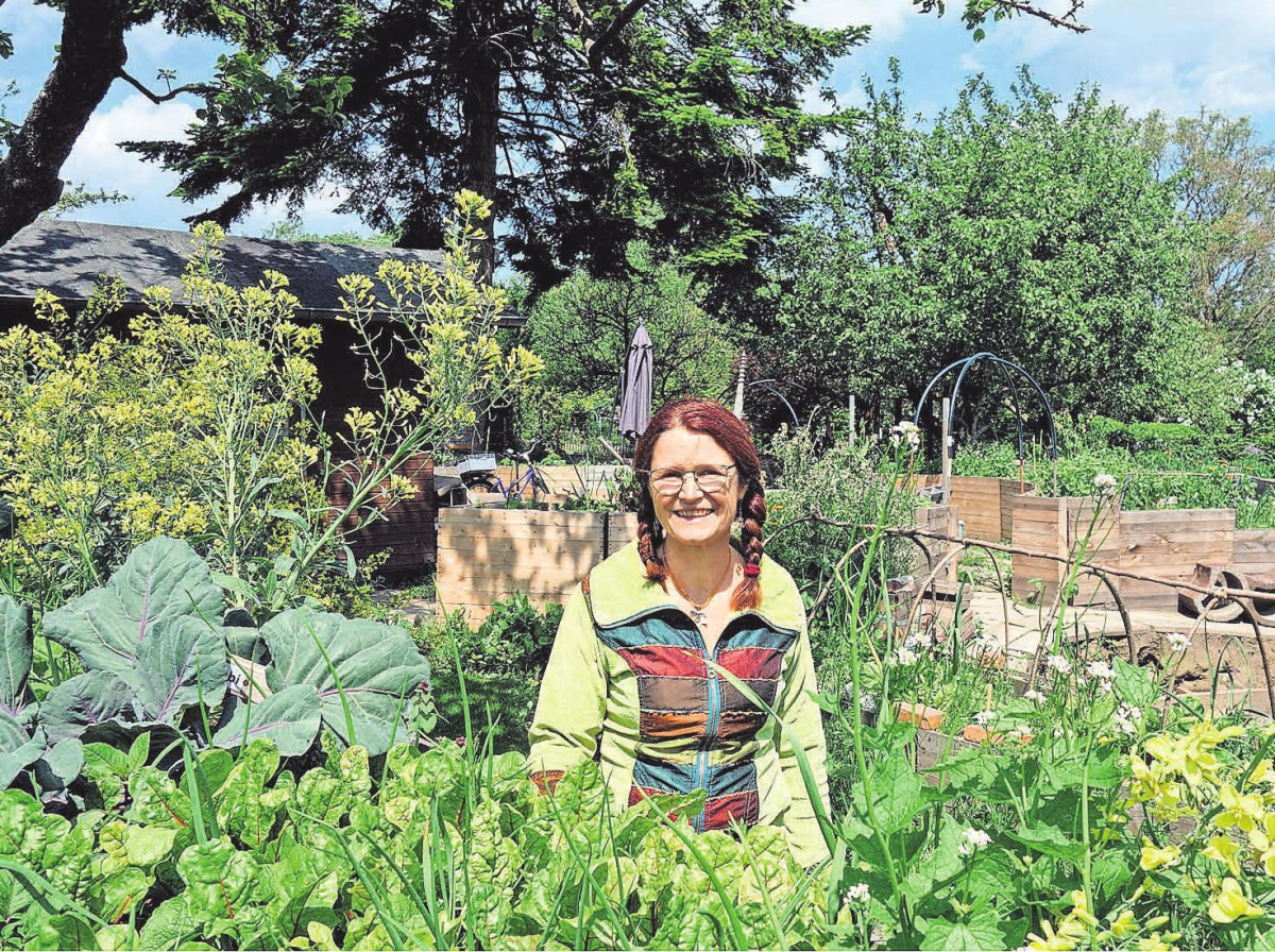Alles wächst und gedeiht: Eva Flemming ist in jeder freien Minute in ihrem einzigartigen Hochbeetgarten in St. Lorenz Süd. Foto: MPA