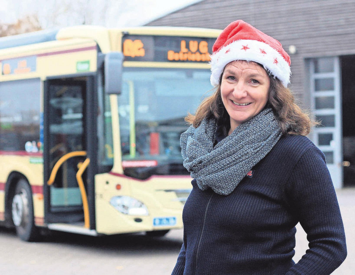 Auch für LVG-Busfahrerin Anja Dziekan beginnt jetzt eine besondere Zeit: „Es macht Spaß. Die Fahrgäste sind einfach lockerer." Foto: Philipp Aissen