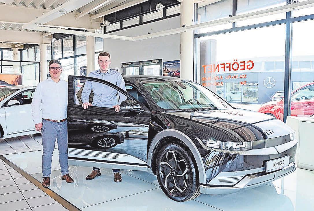 Christian Hüstreich und Auszubildender Luca Klatt vom Hyundai Autohaus am Bungsberg freuen sich über die Auszeichnung. Foto: hfr