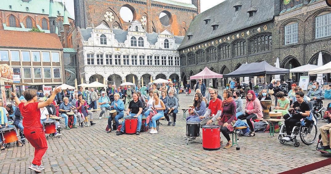 Trommelschlag auf dem Marktplatz: Am Lübecker Selbsthilfetag beteiligten sich viele Interessierte beim Drum Circle mit Helga Reihl. Foto: M. Poppe-Albrecht