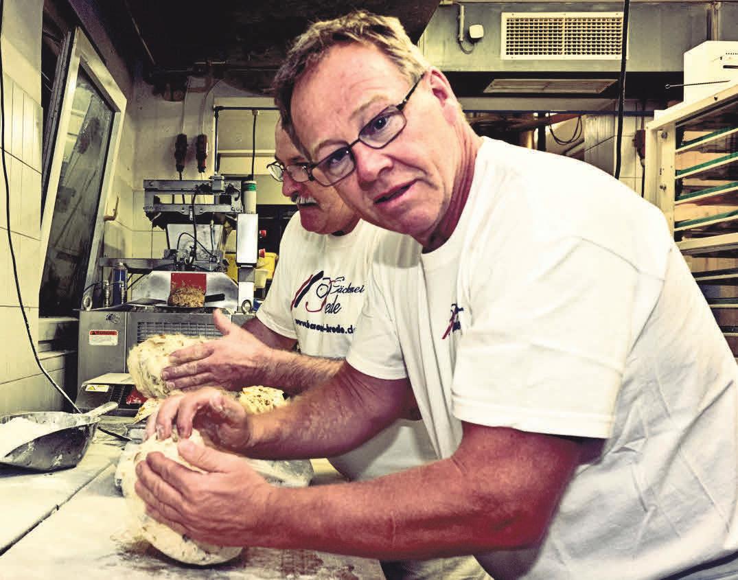 Tüchtig kneten: Bäckermeister Reinhard Brede weiß, dass es einen guten Teig braucht, um einen leckeren Stollen herzustellen. Foto: Froh-werbung