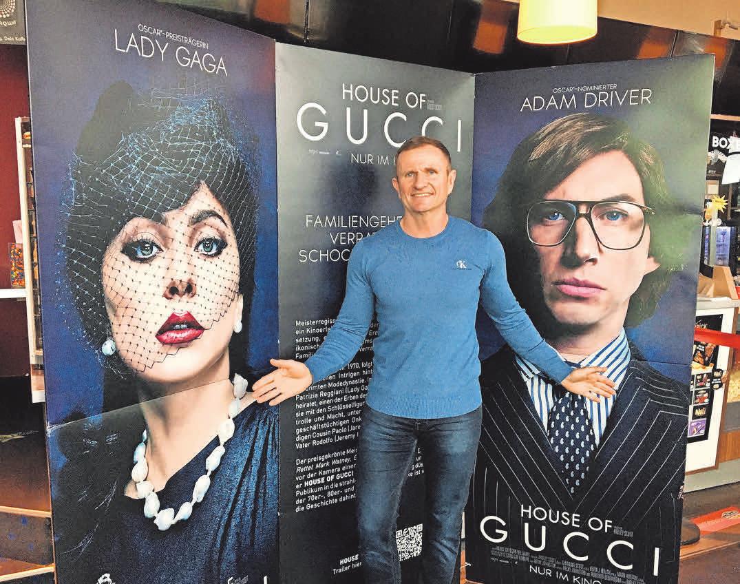 Lars-Roman Paech vor dem Plakat für „House of Gucci“. Foto: Elke Spieck